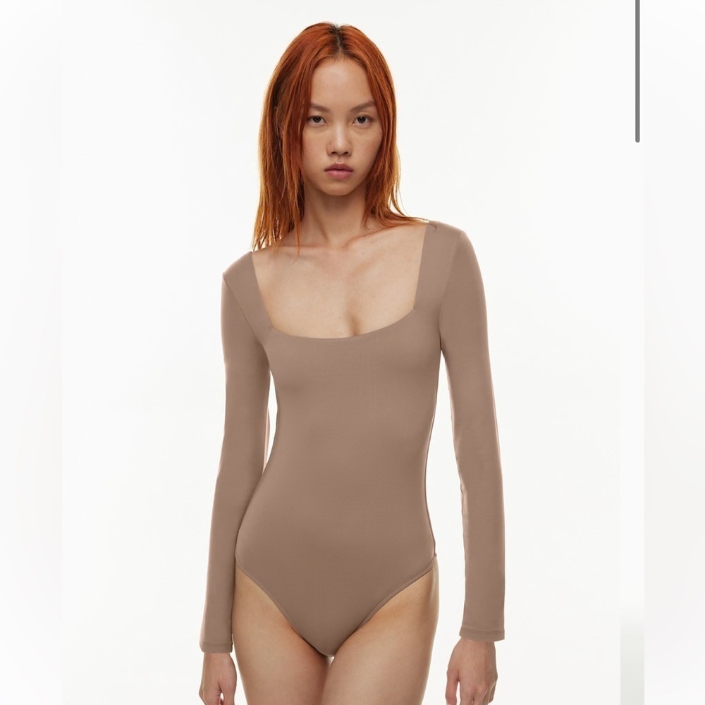Aritzia Babaton Contour Long sleeve Bodysuit Square Neck Size Small Taupe